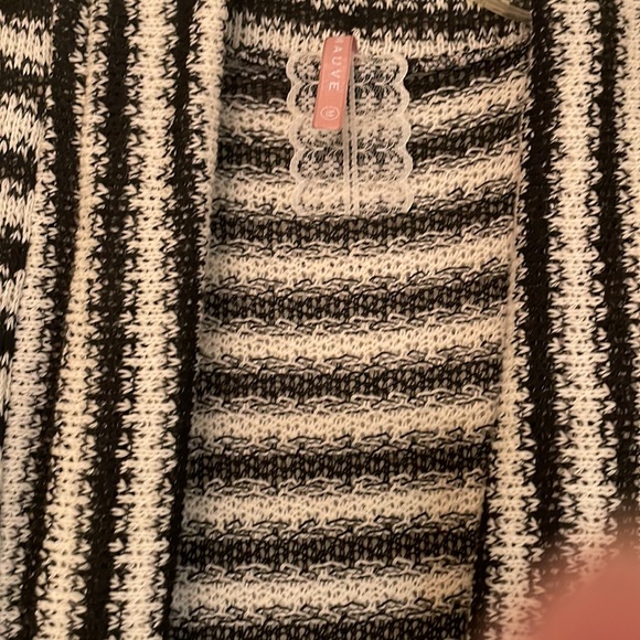 Black and white polyester knit vest - Picture 3 of 3